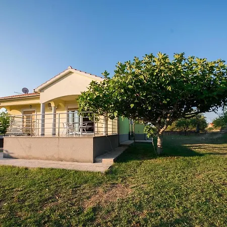 Dubis House ロッジ ザダル