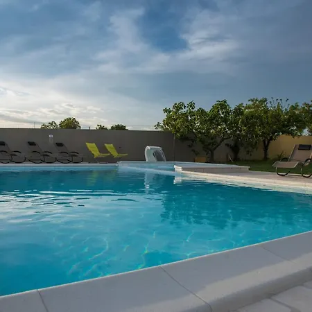بيت خشبي Dubis House